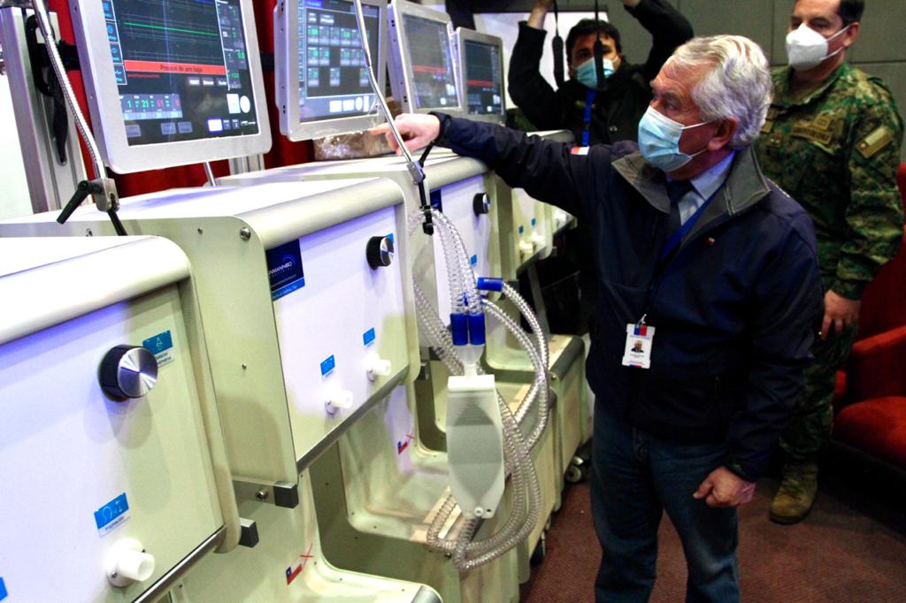 ministeriosalud's tweet photo. [📍Valdivia]

Ministro @DrEnriqueParis visita el @H_BaseValdivia donde revisa los ventiladores mecánicos elaborados en la región. https://t.co/J5UEB27rFM