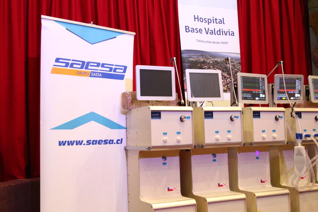 ministeriosalud's tweet photo. [📍Valdivia]

Ministro @DrEnriqueParis visita el @H_BaseValdivia donde revisa los ventiladores mecánicos elaborados en la región. https://t.co/J5UEB27rFM