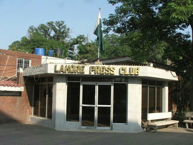 shahzada_irfan's tweet photo. CAIE Candidates' Protest on Sept 17 at LPC. Come well prepared to answer queries of journalists in live telecasts. Girls must also come out with their families. The higher the turnout, better the chances.
#expectedgradesoctnov @AounSahi @ZahidGishkori @Razarumi @ItsSarfrazAli https://t.co/fRluAWU2ZO