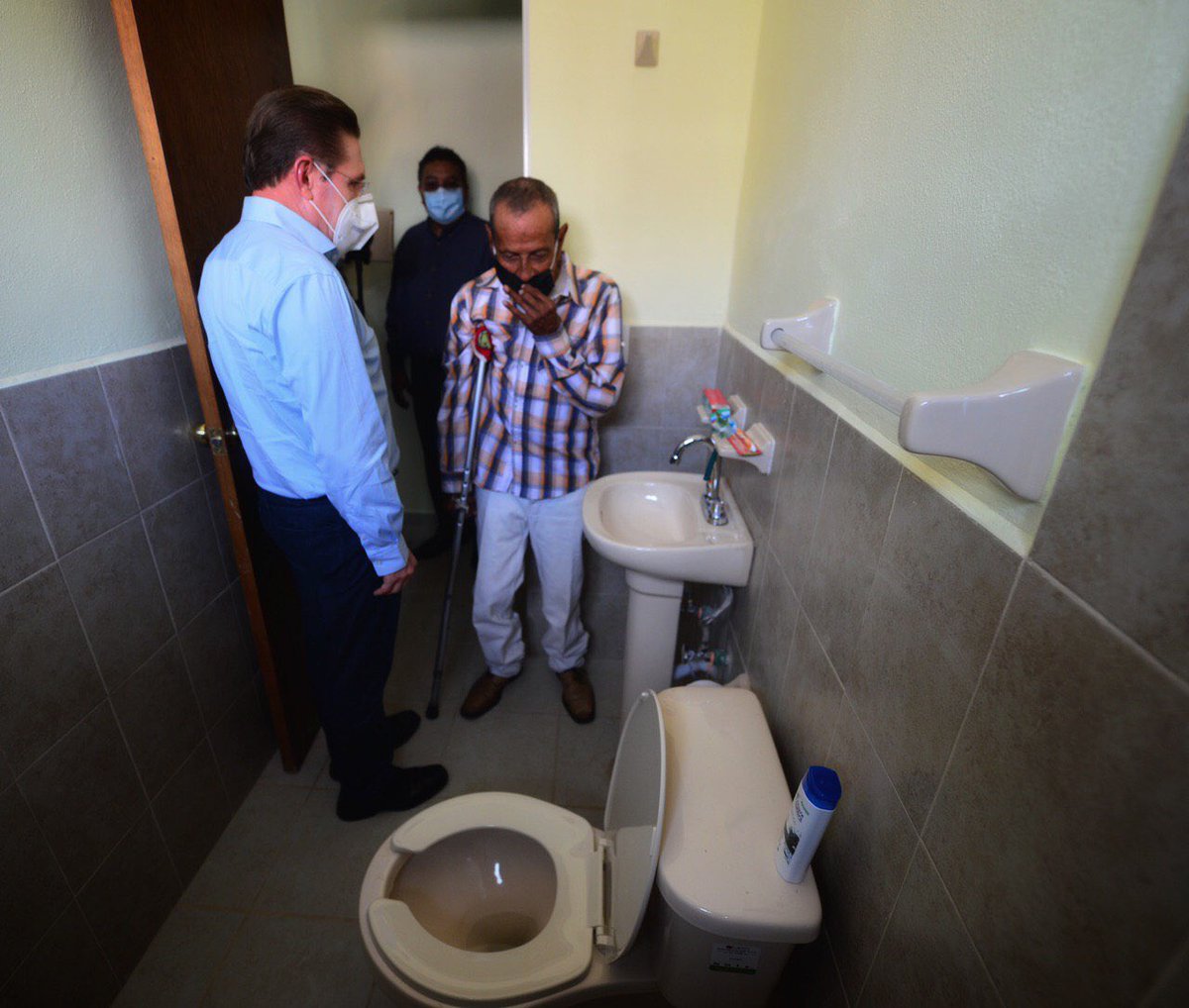 Don Juan Carrillo perdió todas sus pertenencias debido a las fuertes lluvias hace seis semanas. Hoy le hacemos entrega de un cuarto adicional con cocina y baño completo por parte del <a href="/gobdgo/">GobDgo</a> a través de la <a href="/COESVI/">COESVI DGO</a> para que pueda vivir tranquilo y seguro, en un mejor lugar.