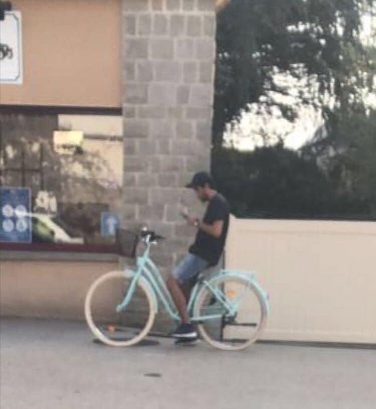 EnzoUrien's tweet photo. 🚨🚨ATTENTION🚨🚨

Un homme de type méditerranéen, la trentaine et portant souvent une casquette, suit les jeunes filles sur son vélo bleu ciel dans Montauban de Bretagne.

Faites attention et Rt svp ! https://t.co/h1IrDztYdW