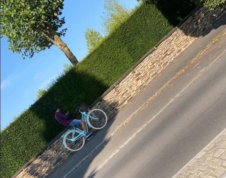 EnzoUrien's tweet photo. 🚨🚨ATTENTION🚨🚨

Un homme de type méditerranéen, la trentaine et portant souvent une casquette, suit les jeunes filles sur son vélo bleu ciel dans Montauban de Bretagne.

Faites attention et Rt svp ! https://t.co/h1IrDztYdW