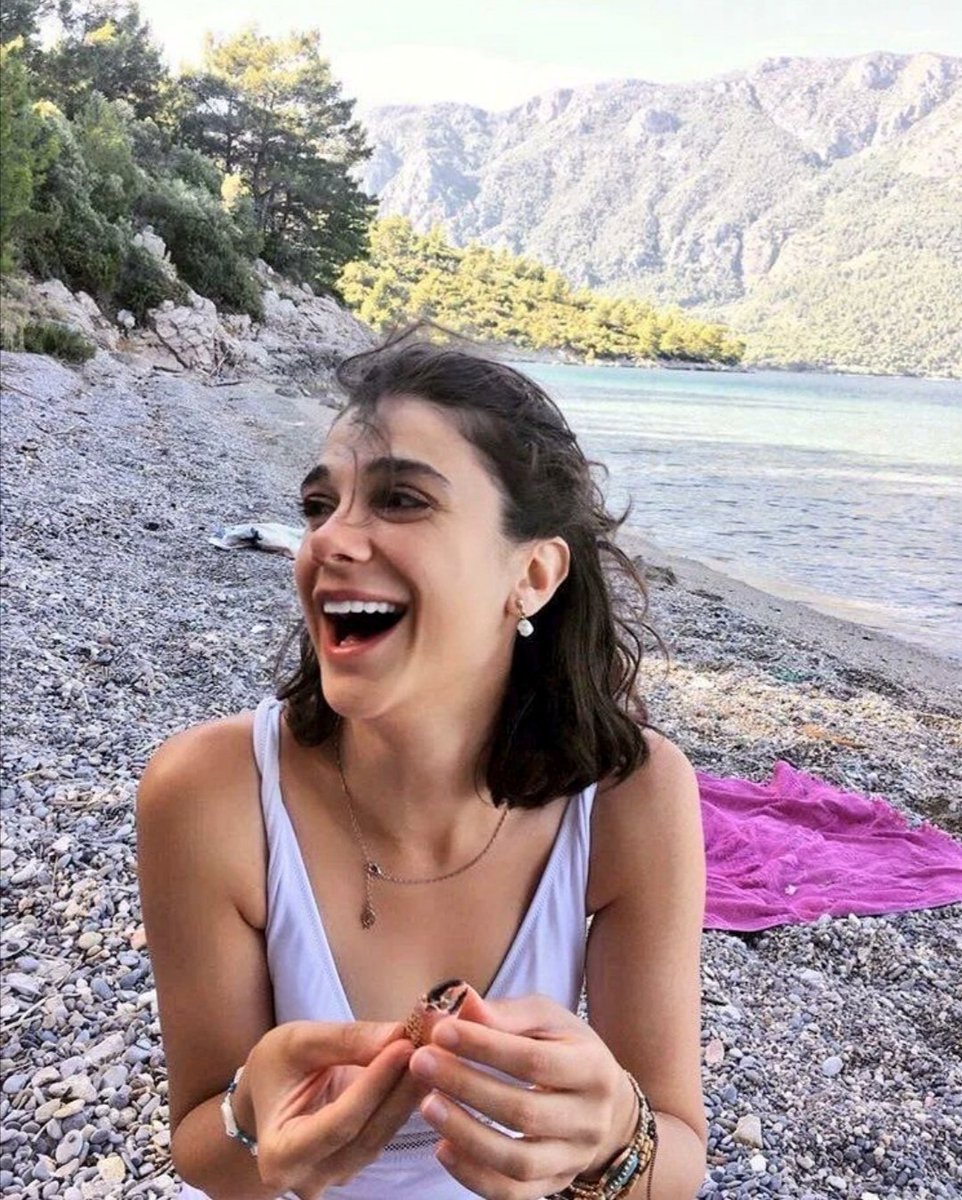 Pınar Gültekin... tahtalarla yakılmış, dişleri kırılmış, eli kolu halatla bağlanmış... insanlığımdan utandım bir kez daha, yaşamaktan utandım, nefes almaktan utandım ben sizin gibilerle aynı havayı solumaktan utandım!! #pinargultekin