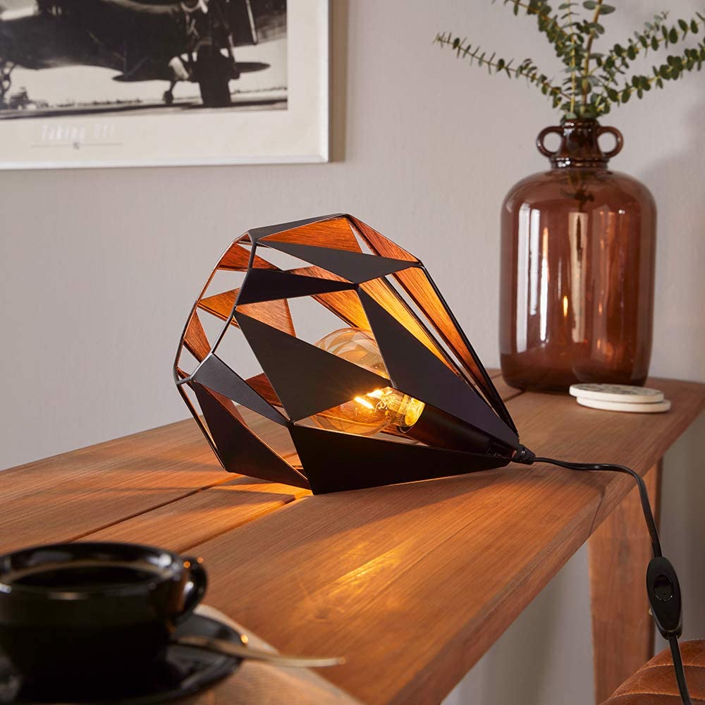 Raumidee des Tages: Schicker geometrischer Lampenschirm <3 Passend zu den Einrichtungstrends Vintage, Retro und Industrialstyle ist diese Tischleuchte ein richtiger Hingucker im Raum <3 → wck.me/147r

#Raumideen #vintage #retrostyle #industrialstyle #leuchten #kupfer