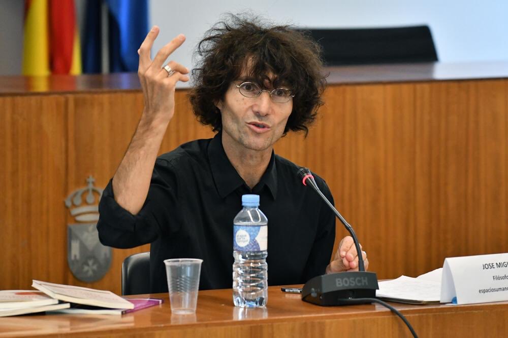MaiteGaray4's tweet photo. El escritor y filósofo José Miguel Valle está impartiendo en #Tomares una interesante charla sobre la convivencia, englobada en el programa permanente que lleva a cabo el Ayuntamiento contra la Violencia de Género https://t.co/TyIdZlybpg