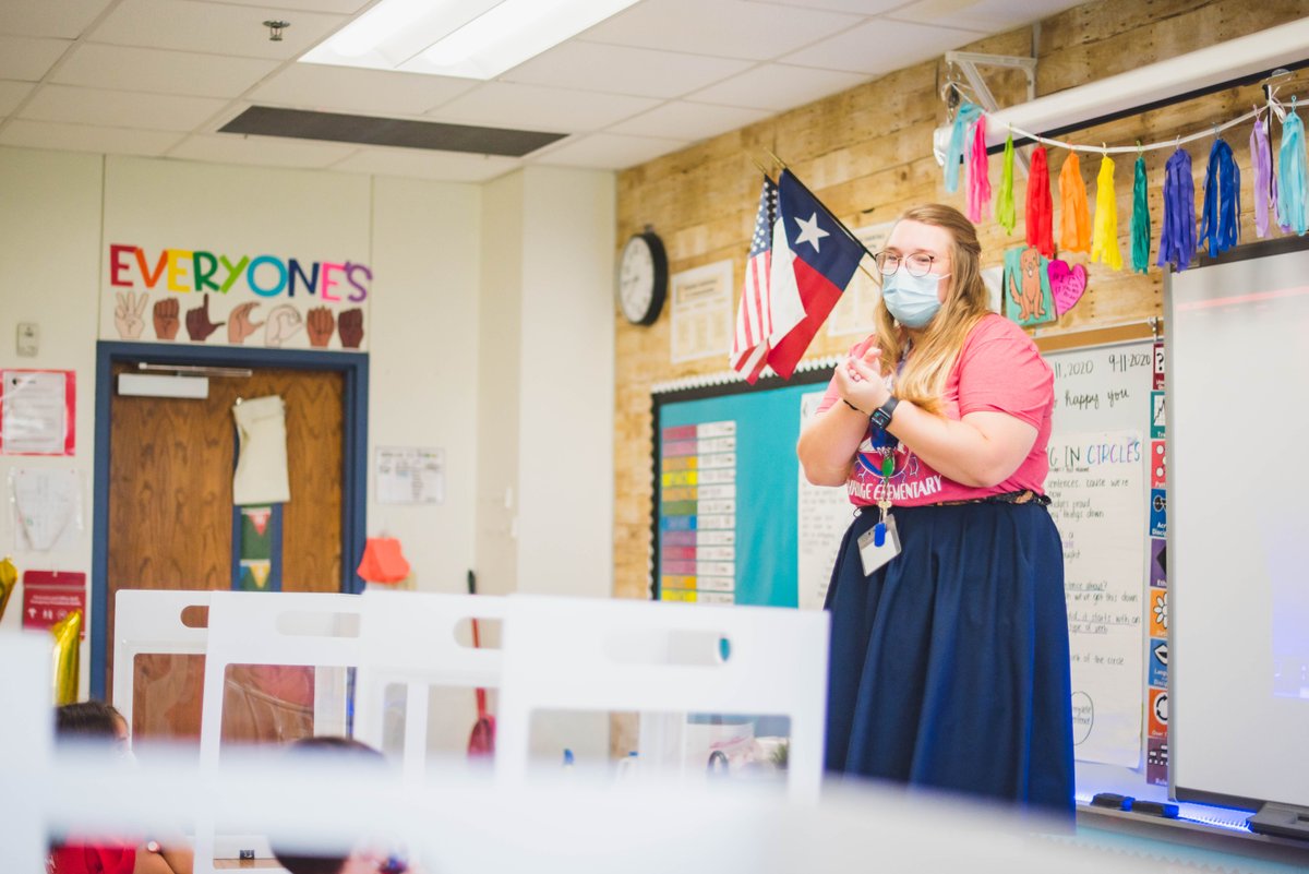 EthridgeES's tweet photo. 📸 "Snapshots from Home" on https://t.co/eW4i9xJFDD | Read how one teacher at Ethridge helped her students adjust to In-Person Learning by personalizing their desks with photographs from home: https://t.co/wwbR40WqjJ. #LISD20 https://t.co/CAneHQSPpi