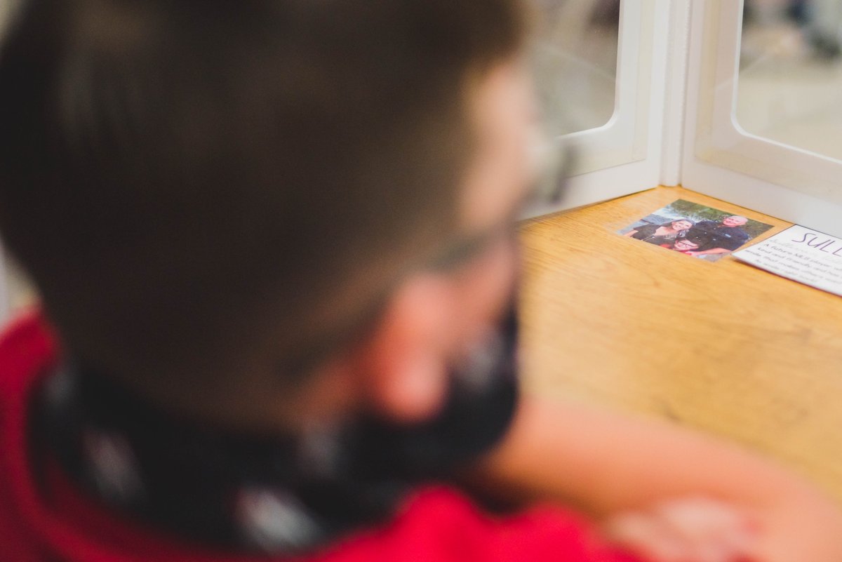 EthridgeES's tweet photo. 📸 "Snapshots from Home" on https://t.co/eW4i9xJFDD | Read how one teacher at Ethridge helped her students adjust to In-Person Learning by personalizing their desks with photographs from home: https://t.co/wwbR40WqjJ. #LISD20 https://t.co/CAneHQSPpi