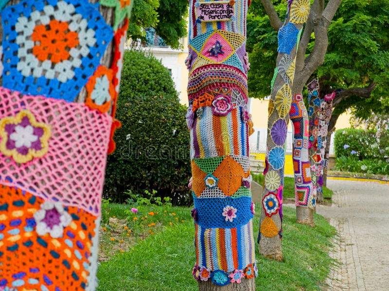 🥢🧶Knitters and crocheters.....we need your help!  We're looking for granny squares of any size to help get Year 4's bright and colourful 'yarn bombing' project underway.  Thank you #greengatejuniors #yarnbombing