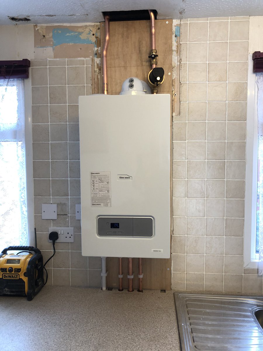 warmzonegroup's tweet photo. #week37 upgrade for our lovely clients in #burgesshill out with a conventional @WorcesterBosch replaced by a super duper @glow_wormclub packed with #Energy #efficiency #weathercomp & the new #powerfilter. All protected by a brilliant 10 year guarantee. #heating #clubenergy https://t.co/Vf2uu4WrOe