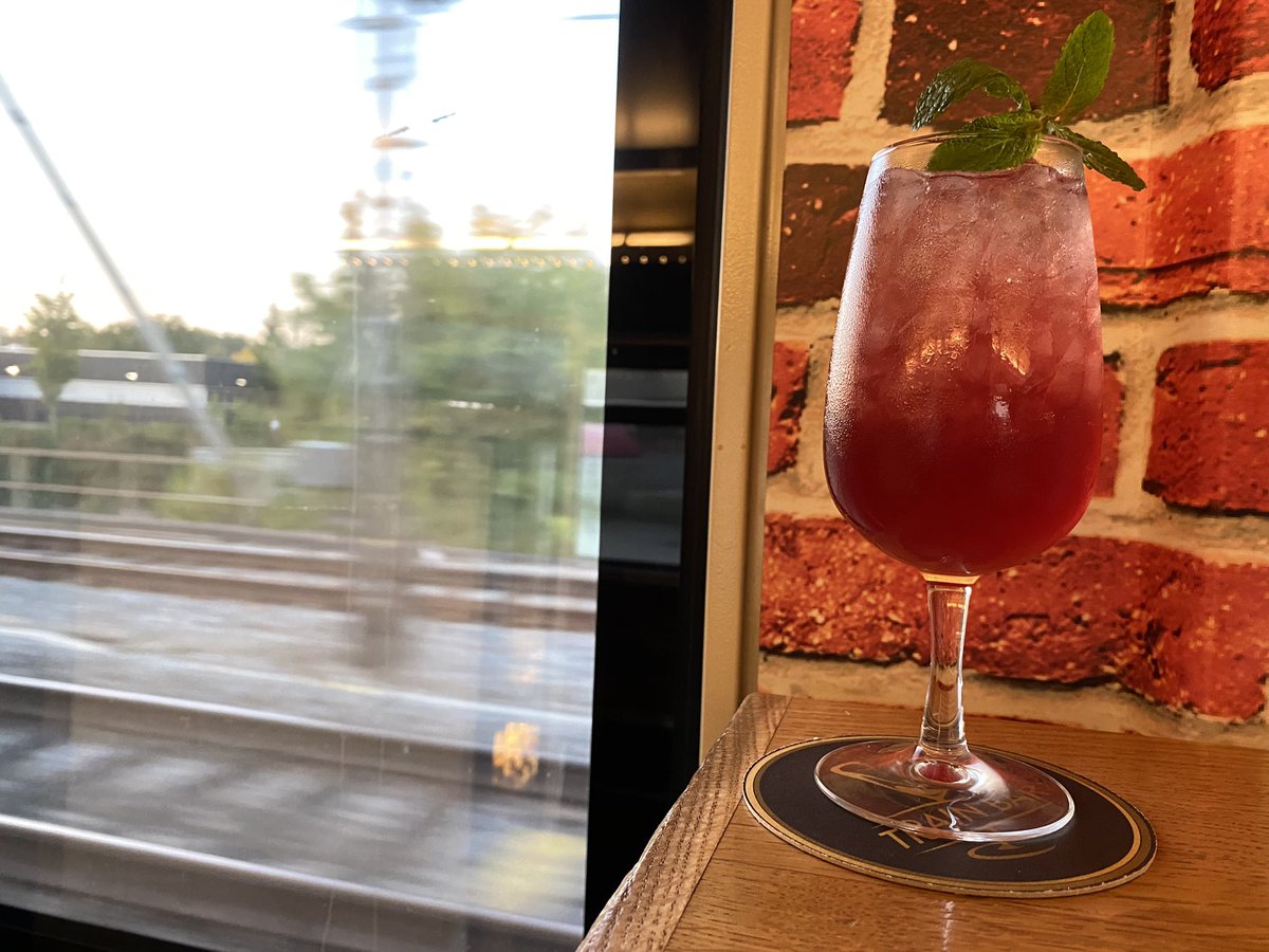 fuechsinIsa's tweet photo. Musste gleich getestet werden: die wiedereröffnete SBB Train Bar.
#övlive #TrainBar #gemütlichreisen #speisenbeimreisen #Elvetino #sbbcffffs https://t.co/8Ulxa6QkMB