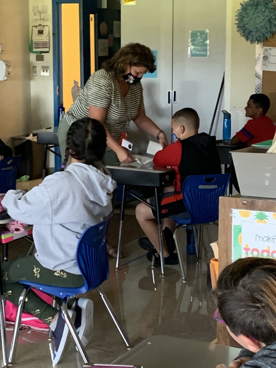 lgehlert07's tweet photo. Learning about her students with a twist- toilet paper?! @OaElem the giggles were contagious! #schoolisstillfun https://t.co/aQrzeFO9ZD