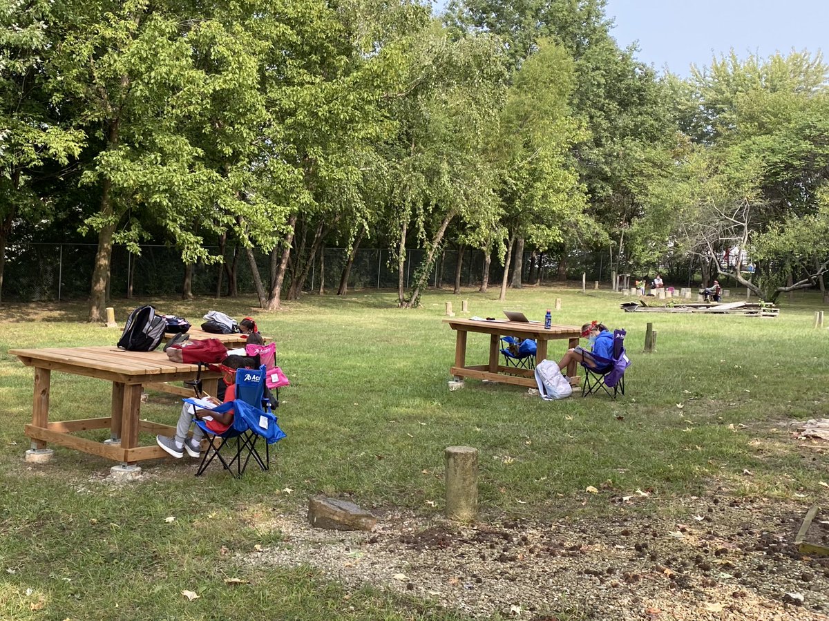 collablabladies's tweet photo. 5th graders doing amazing things in the outdoor classroom today:) Flexible seating, fresh air, collaboration, character ed, class community, reading engagement, and authentic writing experiences! Ask them about the Man in the Red Bandana! #fmtlearns #fhsdlearns https://t.co/kH5fh5UbI0