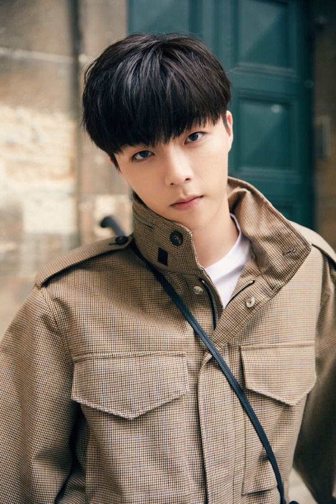 Chen Linong-Lead Vocal-Birthday October 3rd, 2000-Fandom name: Nong Tang (Nong Sugars)-Soloist, releases his first album, Unbelonging, this year-1/2 of taiwanese line-Human embodiment of the sun-Loves bubble tea -Strong !-Appears quiet/shy at first but is loud