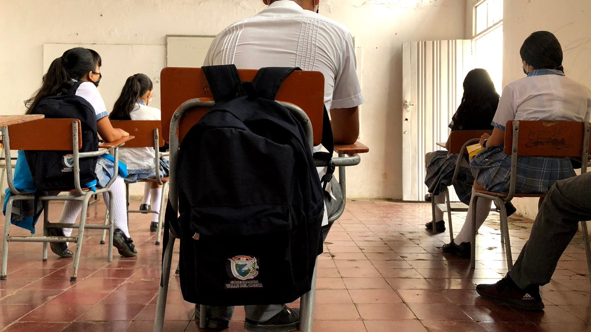 La educación es la llave para abrir puertas, por eso seguimos llevando #ElKitQueCambiaVidas a los 34 municipios no certificados del Valle del Cauca.