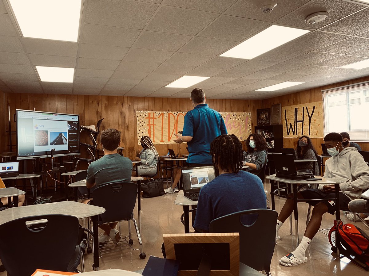 SPUSHS1's tweet photo. Bringing on some good discussion about The start of the Americas and bringing back a lot of #WHAP content for the start of their #DCUSH class with @MrNoTwitterSullivan ! #hybrid #KleinFamily #ReignCain https://t.co/gNYkBdnyNV