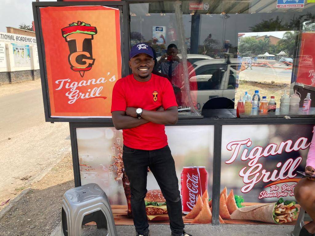 MomentWithT's tweet image. If you are every around zesco area, near mums clinic kindly drop by and try our delicious tigana's grill sharwama. #morechips #morechicken #moreeverything.