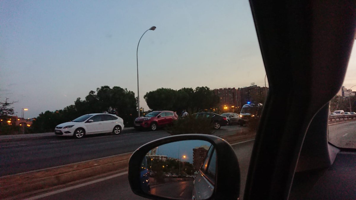 isleofmannn's tweet photo. #VTC se empotra contra un vehículo estacionado en #Madrid https://t.co/wLeV8QZz7R