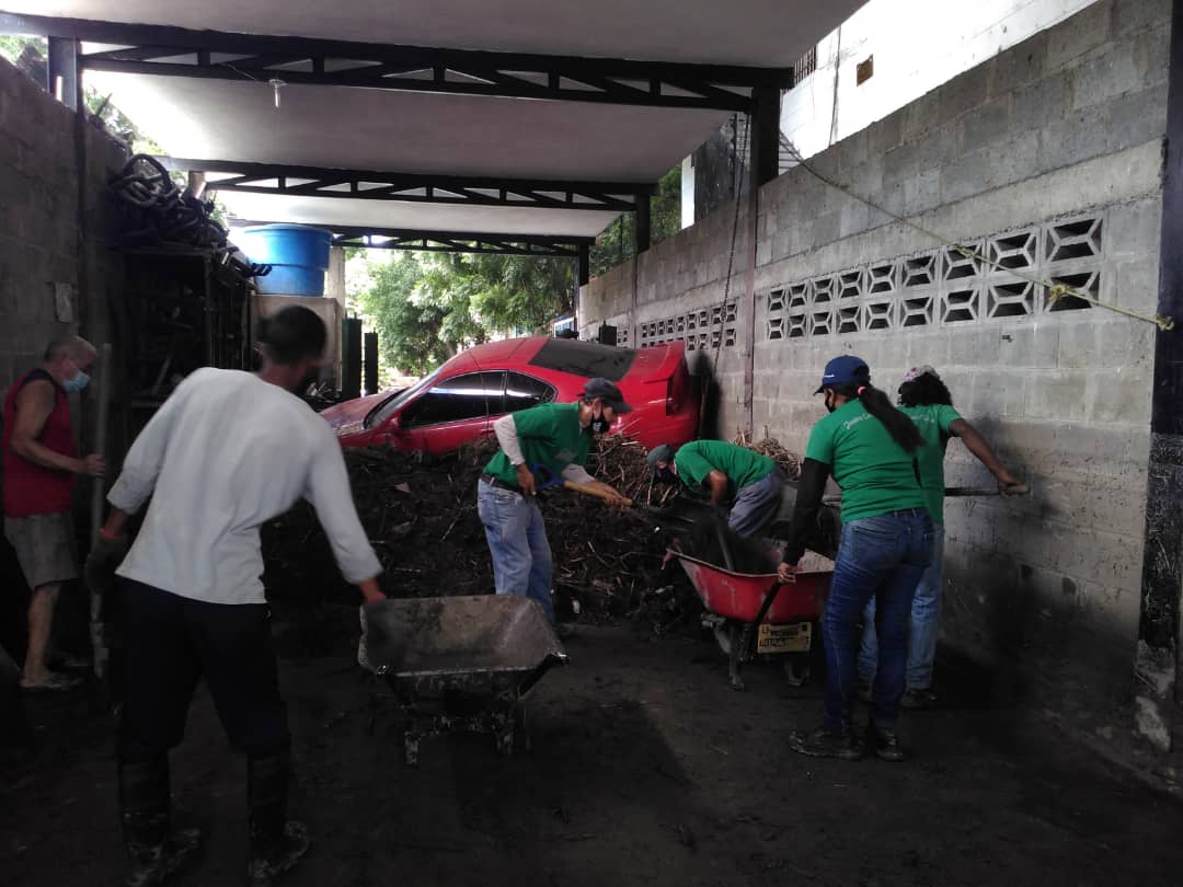 johanitakenpo's tweet photo. #15Sep | Tal y como lo orientó el Gob.@MarcoTorresPSUV, he girado instrucciones a la juventud mariñense y al equipo de @PublicosMarino a que continúen desplegados en El Limón brindando apoyo a los hermanos y hermanas mariobricenses y al alcalde @BrullerbyPSUV #LaVerdadDeVenezuela https://t.co/YCoevTvmZo