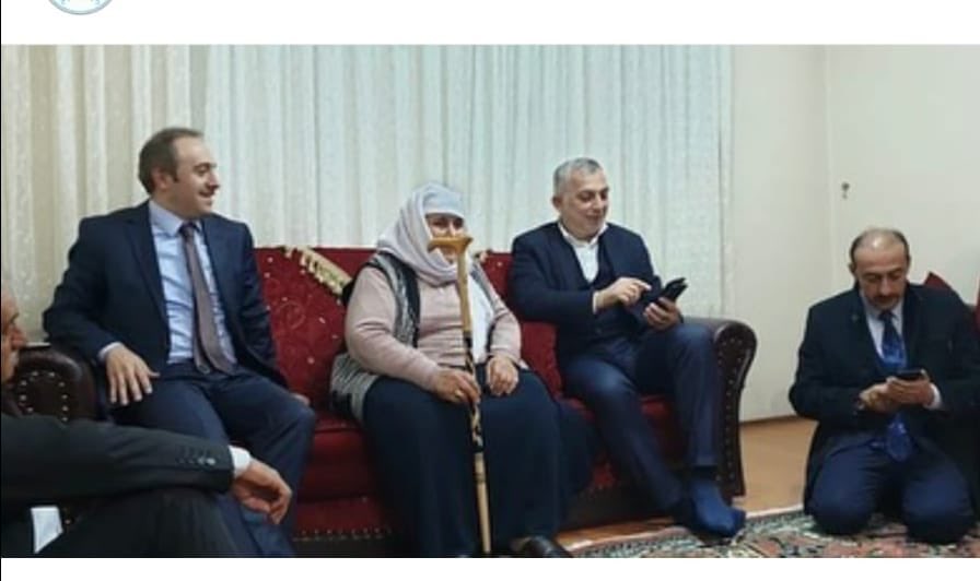 2019 yerel  seçimlerimde Hakkari’de bizleri ADAYIMIZ CÜNEYT EPCİM bey ile birlikte evlerinde misafir eden ANADOLU EREN’i ZEYNEP ÇALLI ANA HAKK’A  yürüdü.
Kendisine HÜKÜMET ANA demiştim.
Asil
Ağırbaşlı 
Sevgi dolu
Merhametli 
Güleçyüzlü Zeynep ana ruhun şad olsun.
Fatiha’lar.