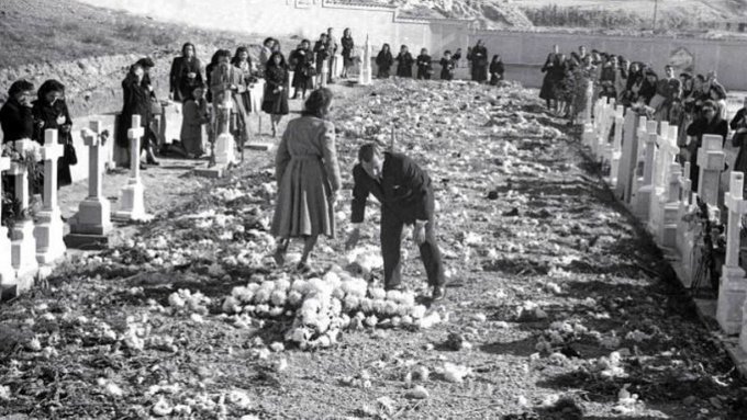 Miembros de la Dirección General de Seguridad de la Junta de Defensa de Madrid obligaron a numerosos vecinos de Paracuellos a cavar las fosas donde fueron enterrados los asesinados. En total existen 7 fosas. Cuando no hubo más espacio, se abrió otra en Torrejón de Ardoz.