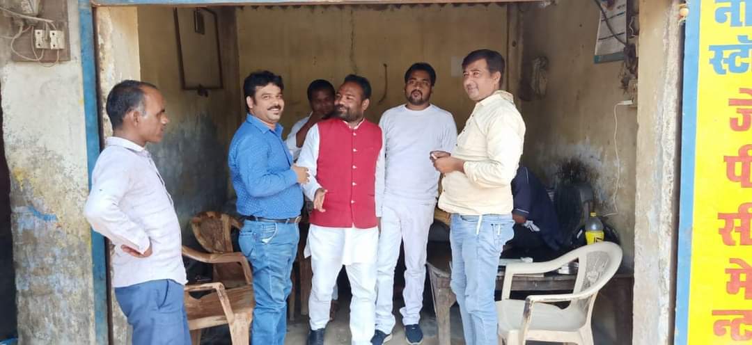 VINAYGU25185177's tweet photo. #सिर्फ_और_सिर्फ_जीवन_का_एक_लक्ष्य_गोविन्द_नगर #विधानसभा_मे_लोगो_के_दिलो_मे_जगह_बनाना_और #उनके_परिवार_के_साथ6करी_बैठक #और_उनसे_आशीर्वाद_लिया 👏🏼👏🏼👏🏼👏🏼
#2022लक्ष्य_
#घर #घर_बैठक_विनय_गुप्ता_212गोविंद_नगर_विधानसभा
#अखिलेश_यादव_ज़िन्दाबाद 🇧🇾
@yadavakhilesh 
@MPDharmendraYdv https://t.co/NRiRIpfZPk