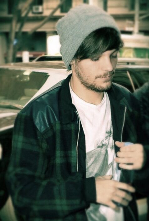 Louis in beanies~a small thread~(I just made this cause I think he looks rlly cute in them (: )