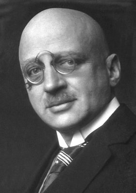 DAY 15 - Favorite chemist that discovered a deadly compound: Fritz Haber.He is not my favorite but the most interesting/controversial chemist I know. His work on ammoniac synthesis was funded, in the wolrd war I, to look a gaz that kills efficiently and quickly. (1/2)