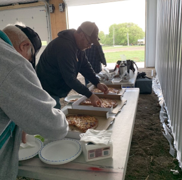 SunriseCU's tweet photo. 👩🌾 Congratulations to Linda Patmore who won the Meal in a Field from Sunrise in Reston!
Pictured is Braeden Gray from The Dennis County Cafe handing over the hot meal to Linda and the hard working farmers enjoying it!
Looks delicious! 😋 #happyharvest #mealinthefield https://t.co/fpeD4pHAhj