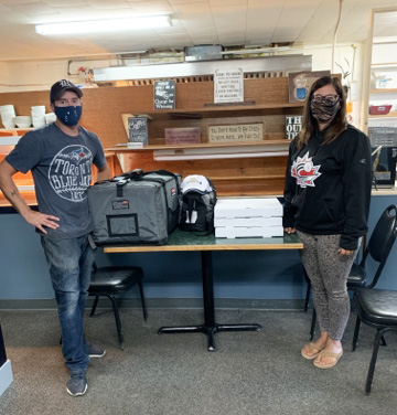 SunriseCU's tweet photo. 👩🌾 Congratulations to Linda Patmore who won the Meal in a Field from Sunrise in Reston!
Pictured is Braeden Gray from The Dennis County Cafe handing over the hot meal to Linda and the hard working farmers enjoying it!
Looks delicious! 😋 #happyharvest #mealinthefield https://t.co/fpeD4pHAhj