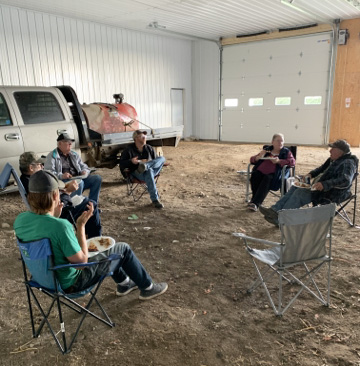 SunriseCU's tweet photo. 👩🌾 Congratulations to Linda Patmore who won the Meal in a Field from Sunrise in Reston!
Pictured is Braeden Gray from The Dennis County Cafe handing over the hot meal to Linda and the hard working farmers enjoying it!
Looks delicious! 😋 #happyharvest #mealinthefield https://t.co/fpeD4pHAhj