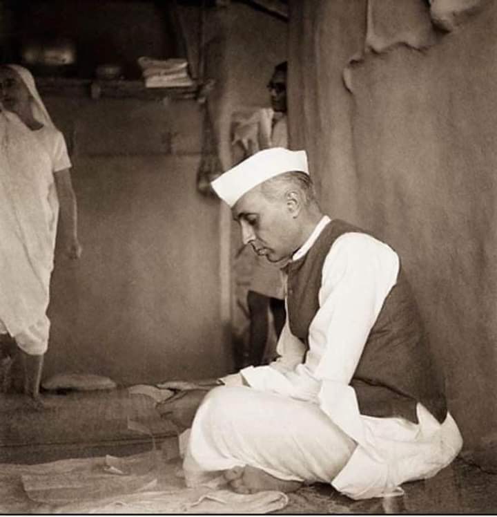 KameshShivhare3's tweet photo. इस चित्र की सादगी अद्भुत है 
ज़ाहिर है कि यह आज़ादी पूर्व का फ़ोटो है। 
किसी गॉंव के कच्चे घर में जवाहरलाल बैठे हैं संभवत: भोजन के इंतज़ार में ! हाथ में कोई काग़ज़ है जिसे पढ़ रहे हैं।
#ऐसे_थे_हमारे_नेहरू जी 
@LambaAlka @GauravPandhi https://t.co/sUE2trrRvq