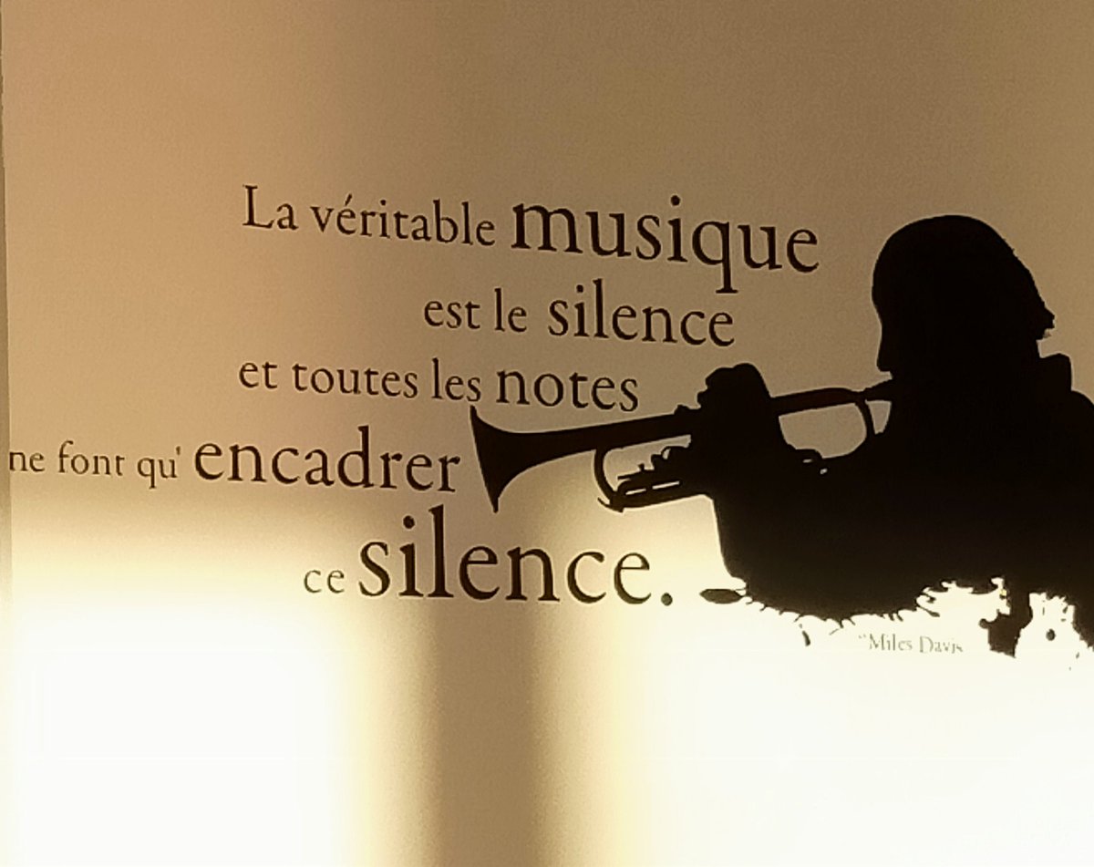 orlane_fclt's tweet photo. Ce soir, avec le #CSCPax de @mulhouse, ce sont des mots qui ont brisé le silence, grâce au théâtre forum. 🗣️💬
Bravo aux jeunes de #Bourtzwiller formés cet été et à leurs parents qui sont montés sur scène ! 👏
#Quartiersdété #vacancesapprenantes @theatreopprime #lerezo https://t.co/DJ8kJRuevq