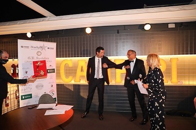 AleGassmannfp's tweet photo. Mostra Del Cinema - Lido Di Venezia
La consegna del nostro #InternarionalStarlightCinemaAward a @GassmanGassmann come Migliore Attore presso la Lounge Campari. https://t.co/xT12VSmExR