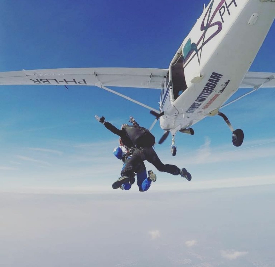 Mijn moeder vierde haar 65e verjaardag met haar eerste skydive. Op haar 67e verjaardag werd ze lid van <a href="/BCtSlot/">))) B.C. 't Slot</a> &amp; binnenkort speelt ze haar eerste badmintonwedstrijd ooit: 'ik kom niet altijd mee met de jonkies, maar ik word er zo blij van!'. Alleen maar liefde voor mijn mama 💕