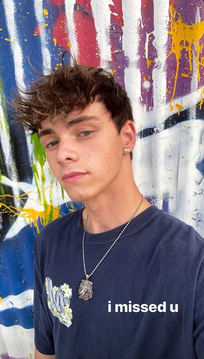 prfctlyseavey's tweet photo. hello he looks so good https://t.co/4Fy1mFYgh4