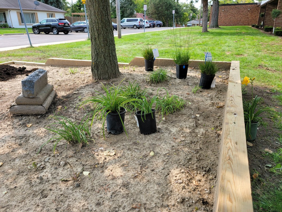 Hangwthehuskies's tweet photo. Hillcrest is getting a landscape upgrade! Ms. Tina and her team have been working hard in the gardens on this gorgeous September day! https://t.co/OVEtEFdSPd