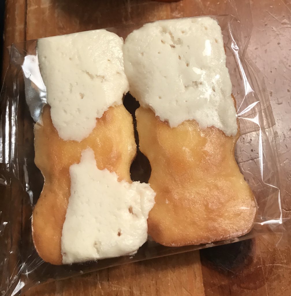 dschepis's tweet image. What’s up with this @tastykake?  #theicingisthebestpart