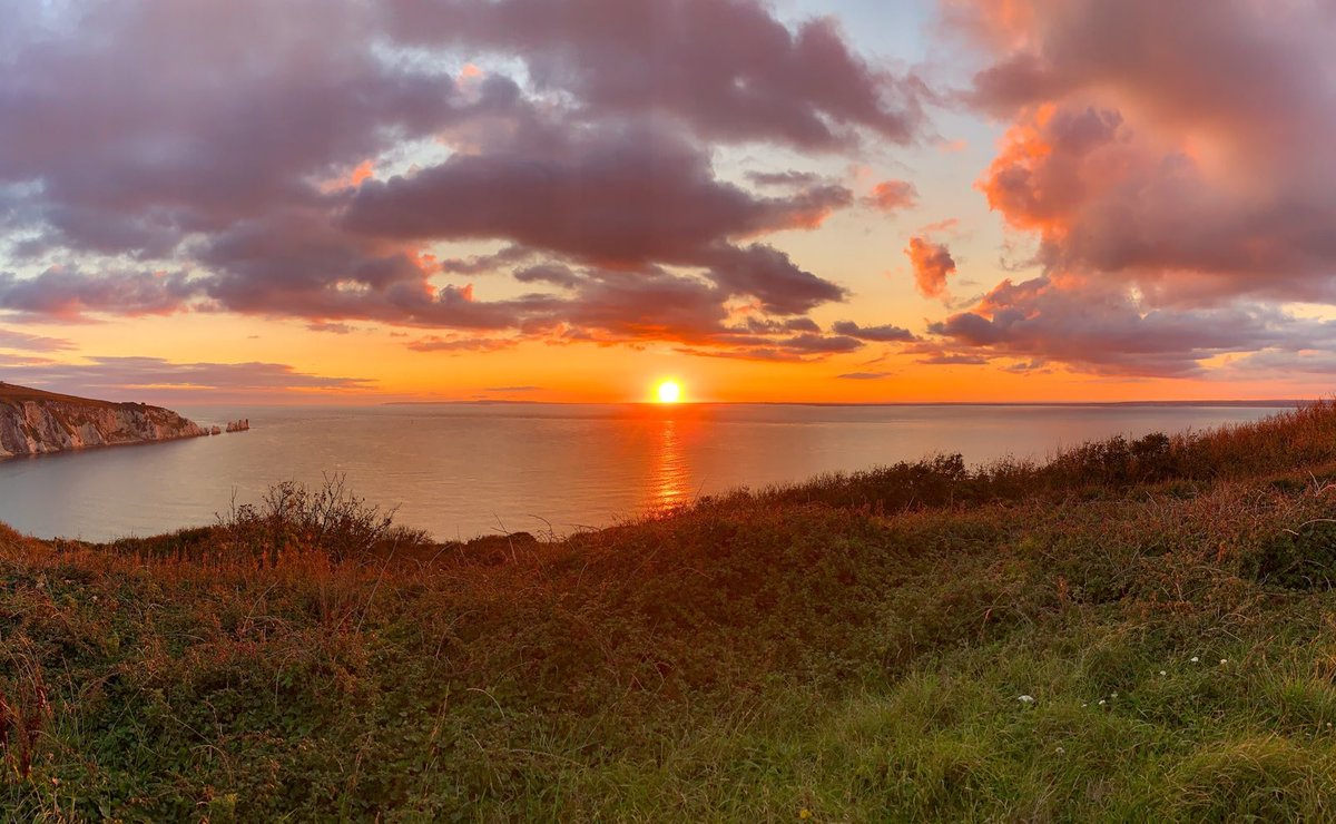 iwightradio's tweet photo. We love this sunset picture, taken at Headon Warren by Ricky! 

We want to see your favourite sunset shots! Send them to photos@iwradio.co.uk 👇😍☀️ #iw #IsleofWight #Sunset #HeadonWarren #NationalTrust https://t.co/y93WQoL0Yx
