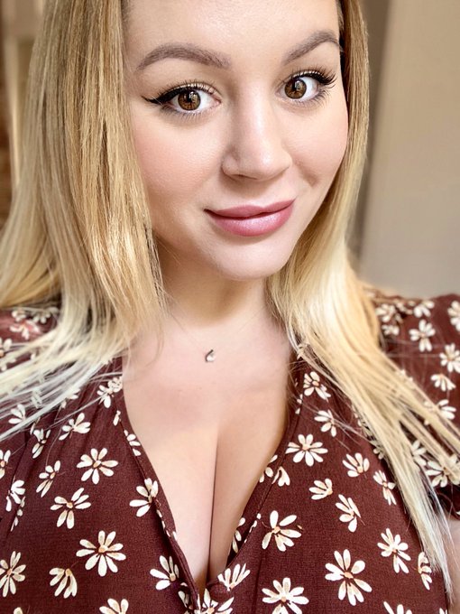 Watch Holly Garner 🍭Fansly 💙's leaked NSFW photo on TwXstars