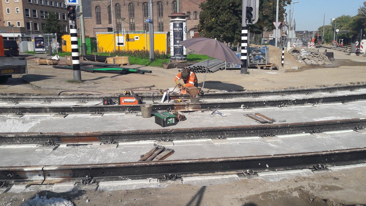 van_der_hul's tweet photo. UPDATE: #Breeplein
Fase 3 verloopt #voorspoedig. En het #weer zit ook nog mee. Aan de #wegkruising voor de richting @WCZuidplein wordt hard gewerkt om deze eerder open te stellen dan gepland. Dat zou toch wel fijn zijn, toch? @RETRotterdam @iburo010 @Stadsbeheer010 @vGelderGroep https://t.co/b1v0XnSmHA