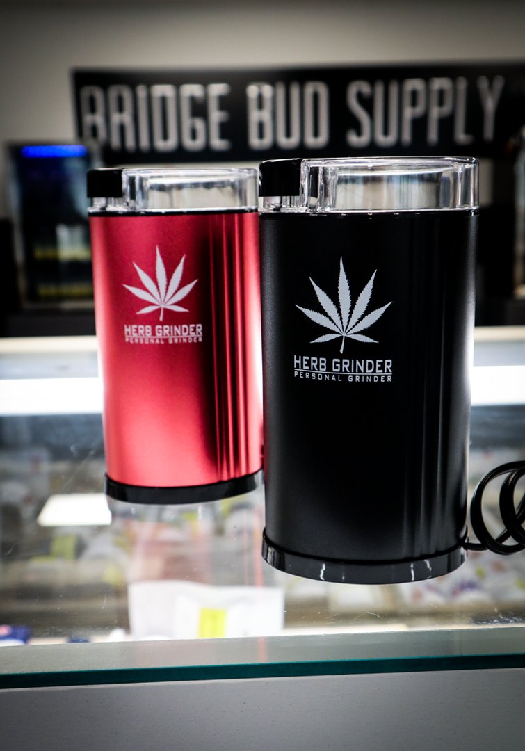 BudSupplyGroup's tweet photo. We now have the party sized HERB GRINDER ! This device is perfect not just for coffee beans and spices, its great for up to 60 grams of bud too π Come check it out!
#LetsBeBuds #YQL https://t.co/nenIhWoBXO