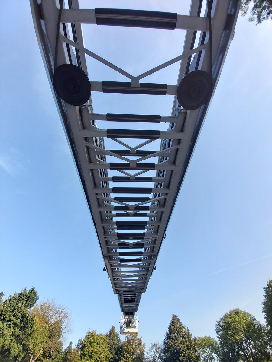 EricBelder's tweet photo. Vandaag was weer een héérlijke dag voor de ladderopleiding. Werking van het belastingdiagram: vlucht versus afsteuning: hoeveel belasting kan er nog bij? @vakbekwaam_VRR @IFVtweet @kazmhl @KazBSL #brandweeRotterdam #Magirus #mooispul #lerenisleuk #autoladder #leergangautoladder https://t.co/jBPjs2m6EM