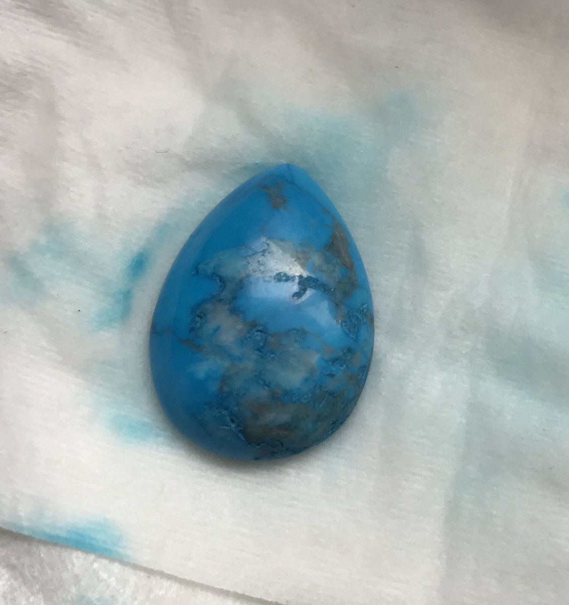 Next up, ALL THE TURQUOISE IS DYED. Specifically they’re dyed howlite, in one pic I show you a comparison of howlite regular and dyed. The color is cheap and will come off on a napkin with rubbing alcohol
