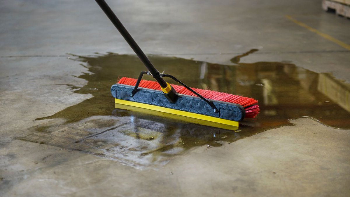 QuickieClean_'s tweet image. Efficiently clean up messes with our 2-in-1 #Squeegee #PushBroom. Sweep up debris, dirt, and dust with the combination fibers, and get rid of excess water on decks, in basements, or on driveways, with the professional-grade squeegee. 

Shop now @HomeDepot. thd.co/2ZTCVW5