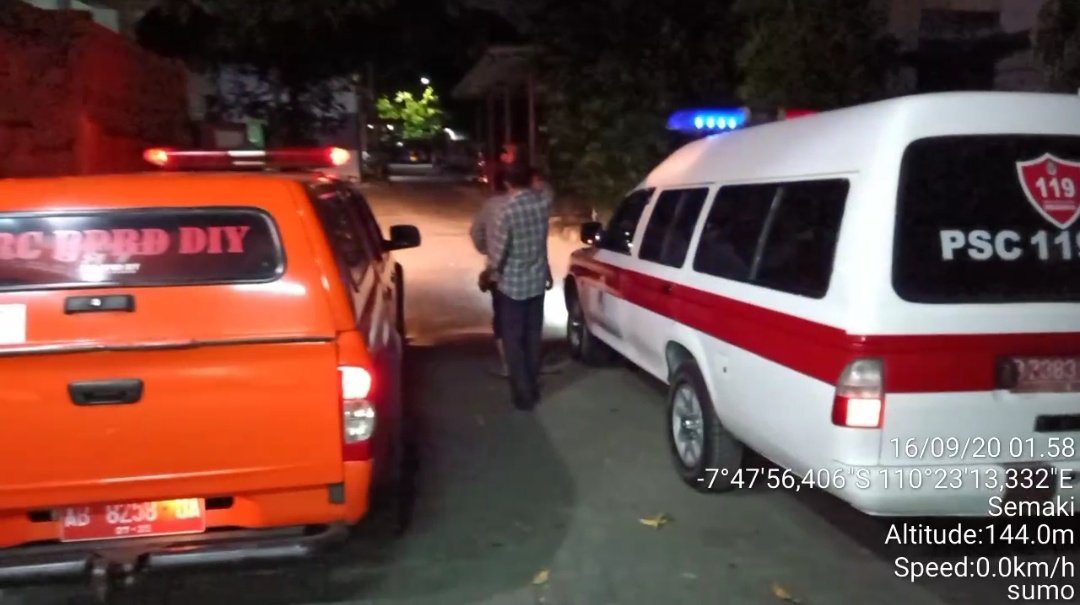 Dini hari Rabu Kliwon 16/09 pukul 01.58 Tim 2 bersiap pemakaman prosedur #COVID19 lagi.. Penghantaran jenazah dari RSUP dr. Soeradji Tirtonegoro Klaten oleh ambulan dan kru <a href="/SAR_KLATEN/">SAR Kabupaten Klaten</a>. Selanjutnya estafet oleh Tim 2 dgn dukungan FPRB Piyungan Bantul di makam Sitimulyo. 🙏👨‍🚒🇲🇨