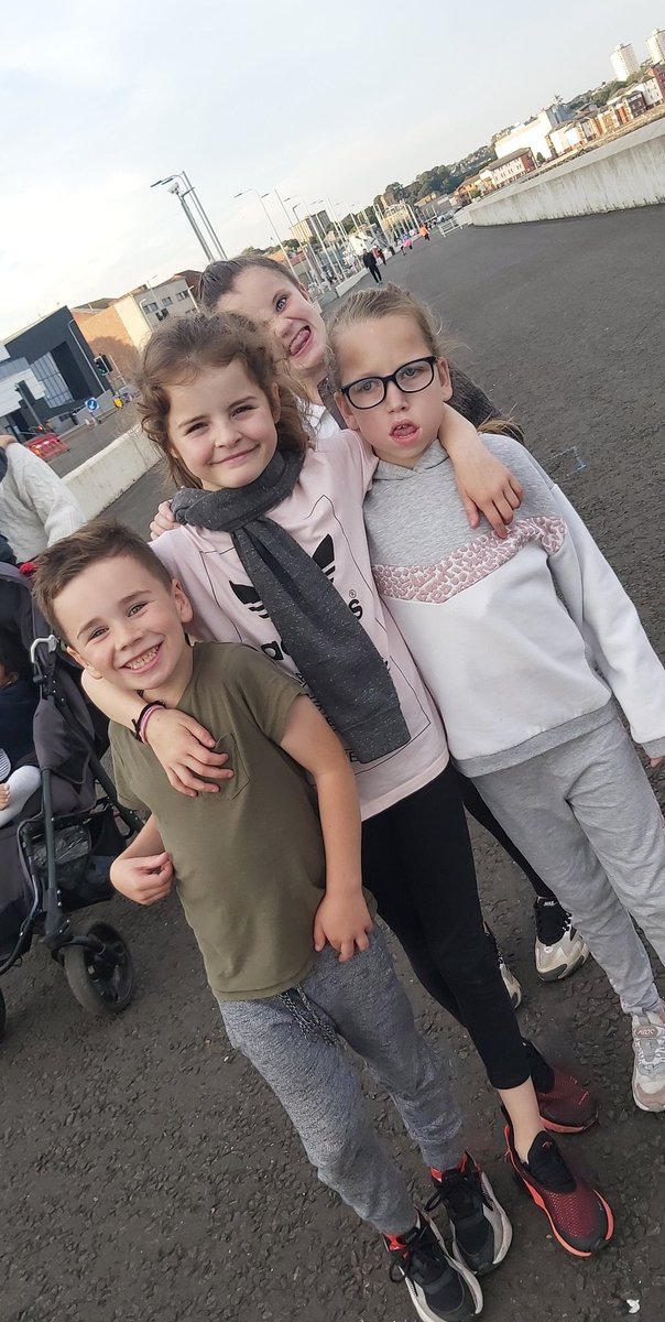 DuffKhadra's tweet photo. Walk with friends along the prom..making most of light nights @Kirkcaldywestps @MrsPMarshall1 @MichelleCanni18 @KWPSMissLawless https://t.co/vsxbM3BlL6