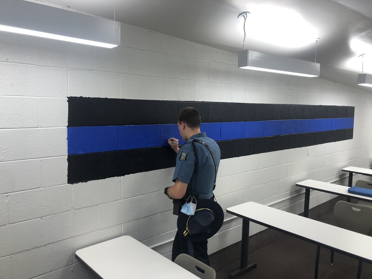 swcciowacj's tweet photo. Thank you so much to Trooper Tiffany & Tanner of the Kansas Highway Patrol. They spoke to students about opportunities and about a career in law enforcement. Great meeting and information for students. We appreciate you driving up to see us and signing our wall! @KHPRecruiting https://t.co/3IDI51bpVe