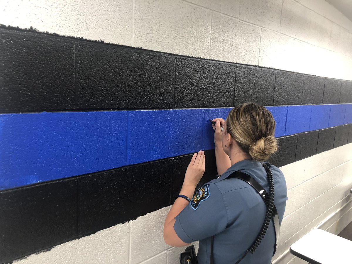 swcciowacj's tweet photo. Thank you so much to Trooper Tiffany & Tanner of the Kansas Highway Patrol. They spoke to students about opportunities and about a career in law enforcement. Great meeting and information for students. We appreciate you driving up to see us and signing our wall! @KHPRecruiting https://t.co/3IDI51bpVe