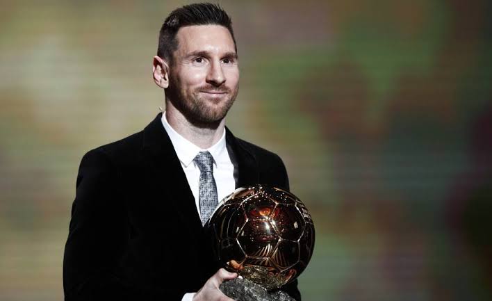 Ftsports5's tweet photo. Lionel Messi encabeza la lista 2020 @Forbes de futbolistas que más ganan y es el segundo jugador en la historia, después de @Cristiano Ronaldo, en alcanzar los US$ 1.000 millones en ganancias fuera de impuestos. #Ftsports #Forbes #SportsMarketing https://t.co/Rg2GBkXfj0