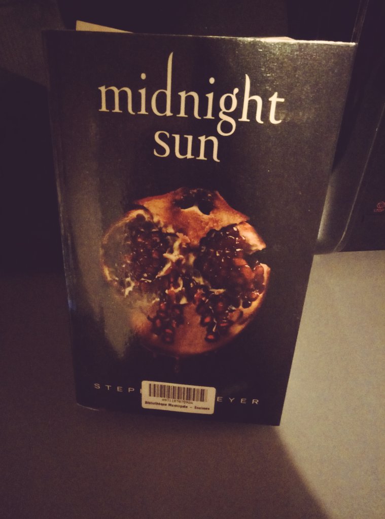 LoMaitresse's tweet photo. Petite lecture détente du soir. Je me replonge dans l'univers des Cullen 😍 #midnightsun #Twilight #edwardcullen #bellaswan https://t.co/UtT9qCrHiF